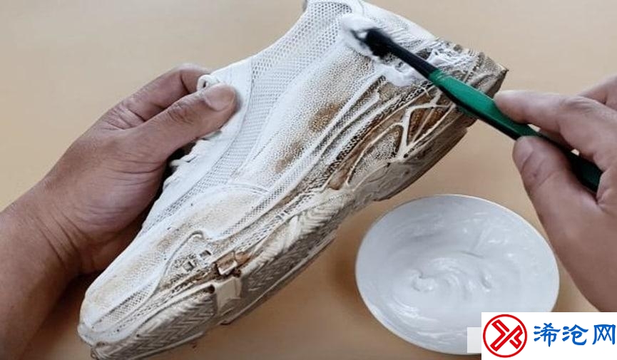 爆炸盐如何洗白鞋的方法